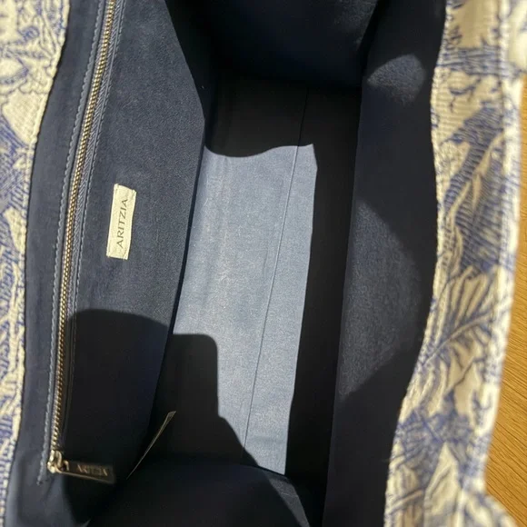 Aritzia Blue and White Patterned Keep Tote Bag Size One - Picture 9 of 10